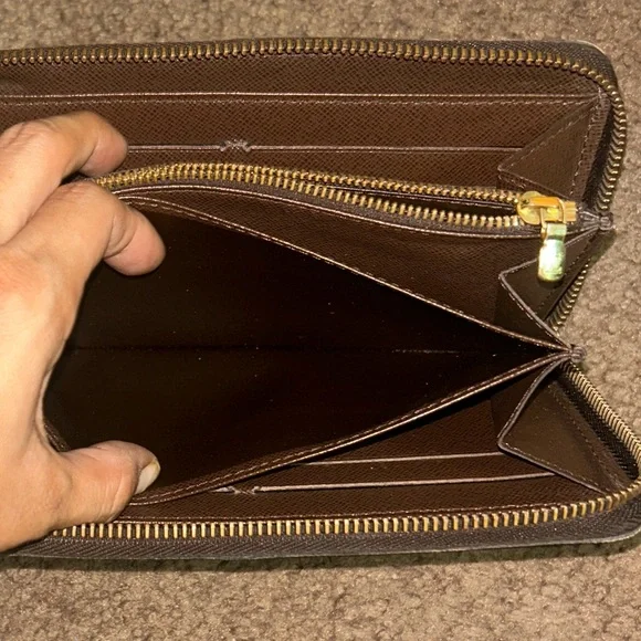 Authentic Louis Vuitton Damier Ebene Zippy Wallet in Excellent Condition - Picture 8 of 13